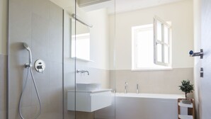 Villa | Badezimmer | Dusche, Handtücher