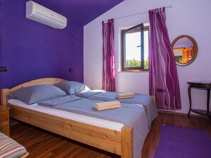 House | 4 bedrooms, individually furnished, iron/ironing board, bed sheets