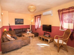 House | Living area - Adorable Holiday Home With Private Swimming Pool & Terrace (Visnjan)