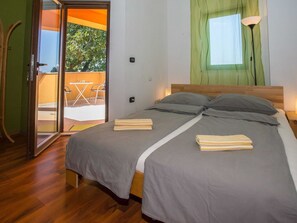 House | 4 bedrooms, individually furnished, iron/ironing board, bed sheets
