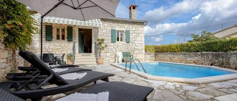 Hus | Basseng | Innendørsbasseng og utendørsbasseng