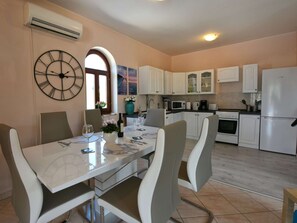 Maison | Cuisine privée | Chaise haute, batterie de cuisine, vaisselle et ustensiles