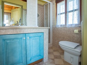 Bathroom | Shower, towels