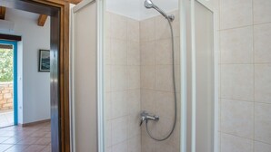 Ferienhaus | Badezimmer | Dusche, Handtücher