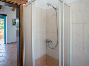 Ferienhaus | Badezimmer | Dusche, Handtücher