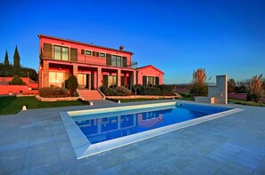 Villa | Piscina | Una piscina cubierta, una piscina al aire libre