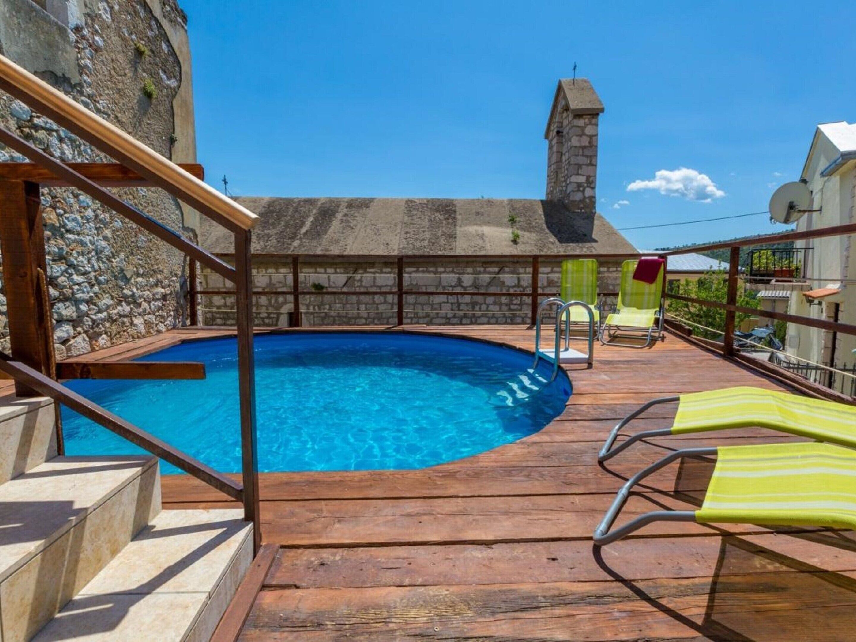 House | Kolam renang | Kolam renang tertutup, kolam renang terbuka 