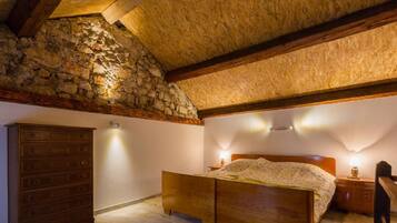 House | 7 bedrooms, individually furnished, iron/ironing board, bed sheets