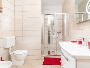 Shower - Spacious Villa in Vabriga With Swimming Pool (Tar-Vabriga)