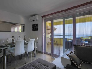 Dining - Cozy Holiday Home in Crikvenica With Private Swimming Pool (Crikvenica)