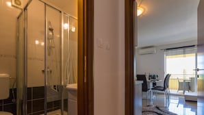 Douche, serviettes fournies