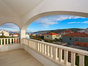 Villa | Balcony - Plush Villa in Trogir With Sauna & Whirlpool (Trogir)