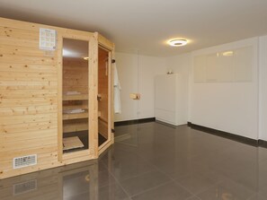 5 bedrooms, minibar, individually furnished, bed sheets - Plush Villa in Trogir With Sauna & Whirlpool (Trogir)