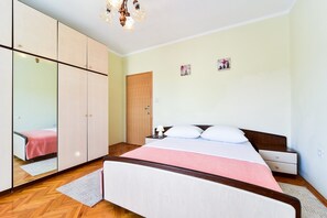 Apartment | 3 bedrooms, individually furnished, bed sheets - Apartment in Slivnica With Private Pool (Posedarje)