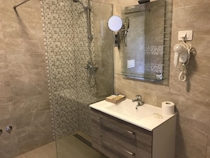 Villa | Bathroom | Shower, hair dryer - Gorgeous Villa with Private Pool & Hot Tub in Istria (Krsan)