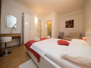 House | 3 bedrooms, individually furnished, bed sheets