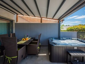 Balcony - Modern Holiday Home With Terrace and Outdoor Jacuzzi (Porec)