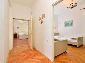 3 Schlafzimmer, individuell eingerichtet, Bettwäsche