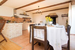 House | Dining - Villa in Istria Near Stunning Beaches (Pula)