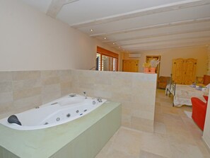 Villa | Bathroom | Shower, hair dryer, towels - Spacious Villa in Kringa Croatia With Private Pool (Tinjan)