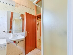 Shower, hair dryer, towels - Enchanting Holiday Home in Kijani With Swimming Pool (Gracac)