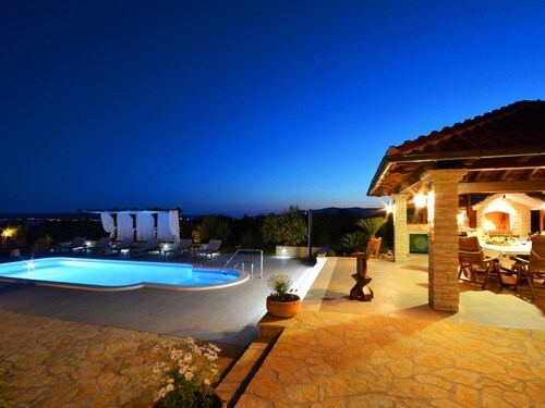 Villa in Kastel Luksic Near the Beach