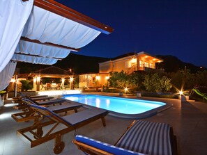 Villa | Pool | Indoor pool, outdoor pool - Villa in Kastel Luksic Near the Beach (Kastela)