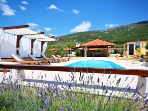 Villa | Pool - Villa in Kastel Luksic Near the Beach (Kastela)