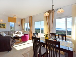 Villa | Dining - Villa in Kastel Luksic Near the Beach (Kastela)