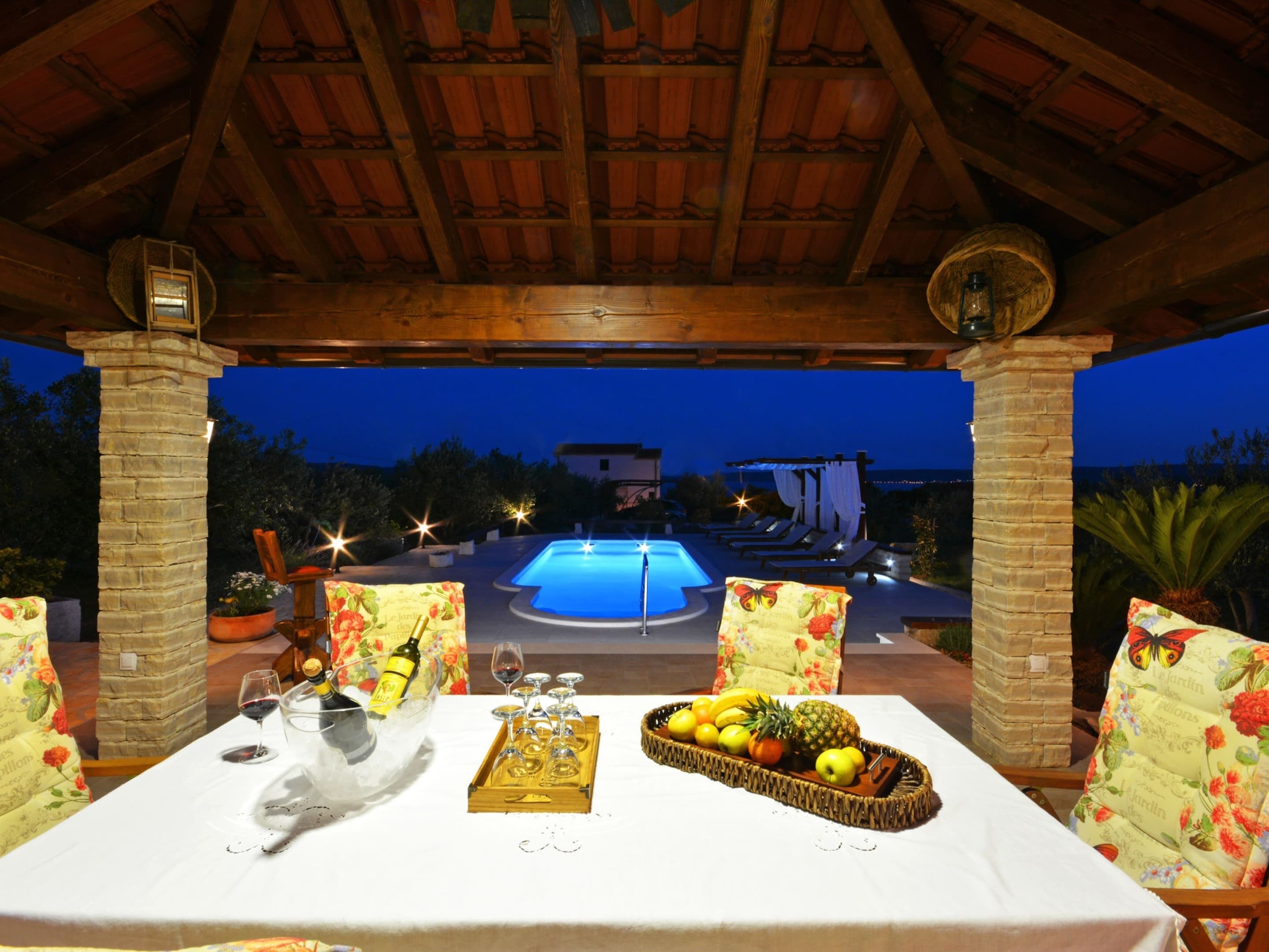 Vila | Piscina | Piscina interna, piscina externa