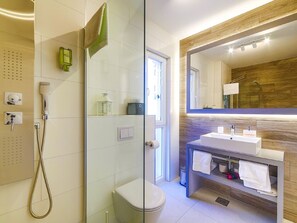 Villa | Badezimmer | Dusche, Handtücher