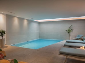 Indoor pool, outdoor pool - Modern Villa in Bale With Pool (Bale)