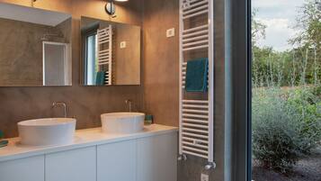 Villa | Bathroom | Combined shower/bathtub, hair dryer, towels