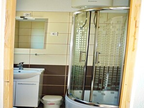 Ferienhaus | Badezimmer | Dusche, Handtücher