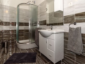 Combined shower/tub, towels