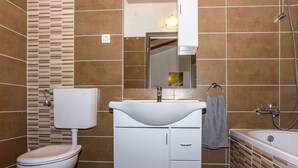 Combined shower/bathtub, towels - Wonderful Holiday Home With Private Pool & Covered Terrace (Kanfanar)