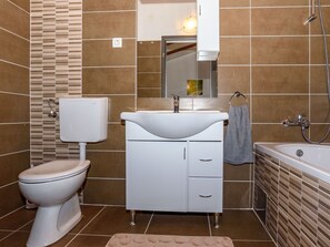 Combined shower/tub, towels - Wonderful Holiday Home With Private Pool & Covered Terrace (Kanfanar)