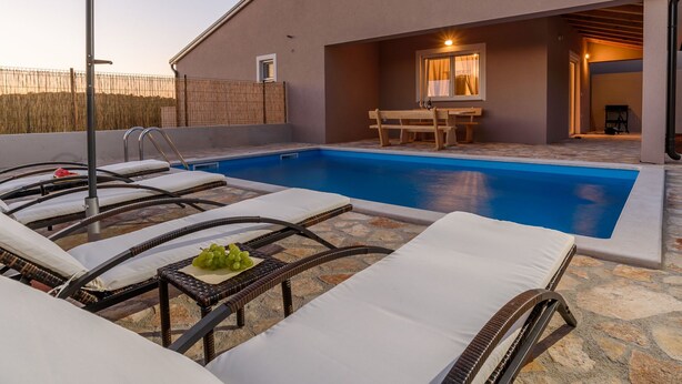 Outdoor pool - Wonderful Holiday Home With Private Pool & Covered Terrace (Kanfanar)