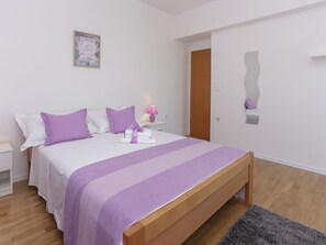 2 bedrooms, bed sheets - Apartment in Katel Gomilica Near Beach (Kastela)