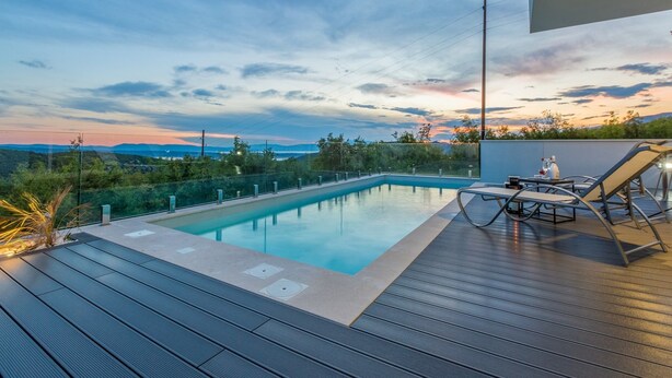 Inomhuspool och utomhuspool