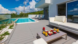Inomhuspool och utomhuspool