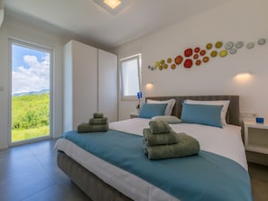 House | 3 bedrooms, individually furnished