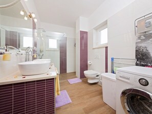 Badewanne, Haartrockner, Handtücher