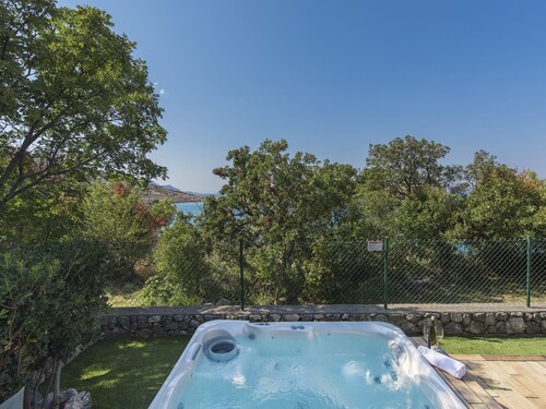 Nice Summer House with sea View, Hot Tub, Private Garden