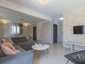 Cottage | Living room | Fireplace
