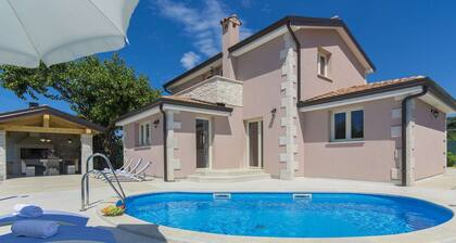 Luxuriously Equipped Villa With Private Pool Offers you an Excellent Vacation