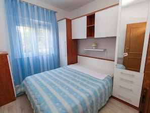 House | 5 bedrooms, individually furnished, iron/ironing board, WiFi