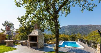 Modern Holiday Home With Private Pool and Mountain View