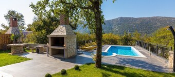 Modern Holiday Home With Private Pool and Mountain View