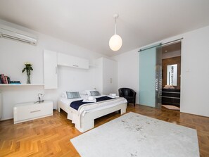 House | 6 bedrooms, individually furnished